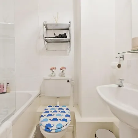 Cosy Top Floor In Riverside Bacw62