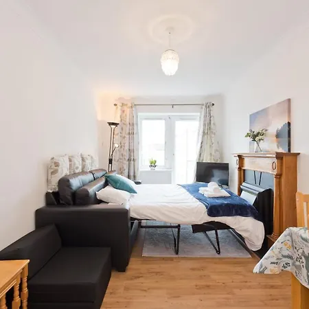 Cosy Top Floor In Riverside Bacw62