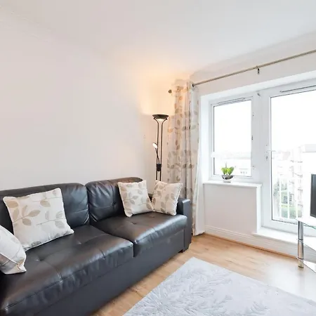 Cosy Top Floor In Riverside Bacw62
